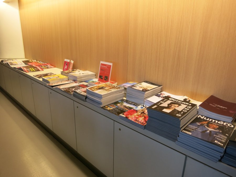 Air France Business lounge CDG 2E (L), magazines_01.JPG