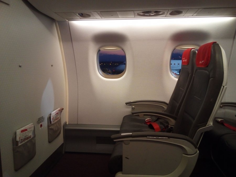 Austrian Business E195 VIE-ARN, 01.jpg