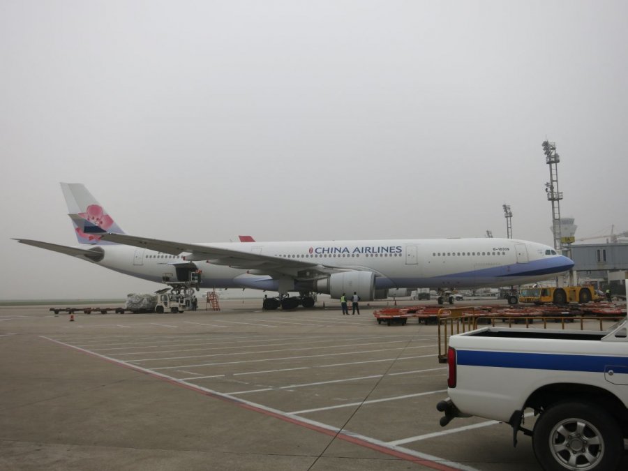 China Airlines A330, SHA.JPG