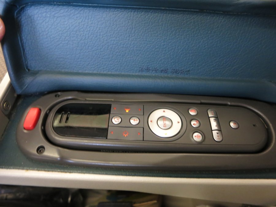 Dragonair Business A321, HKG-PEK_13.JPG