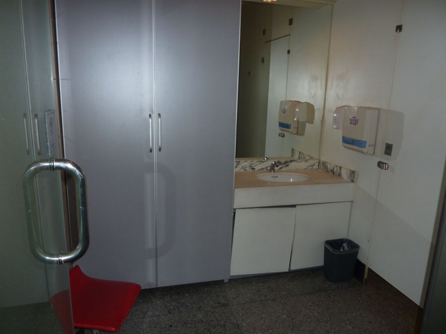 Free shower, Beijing T3E airside, 03.JPG