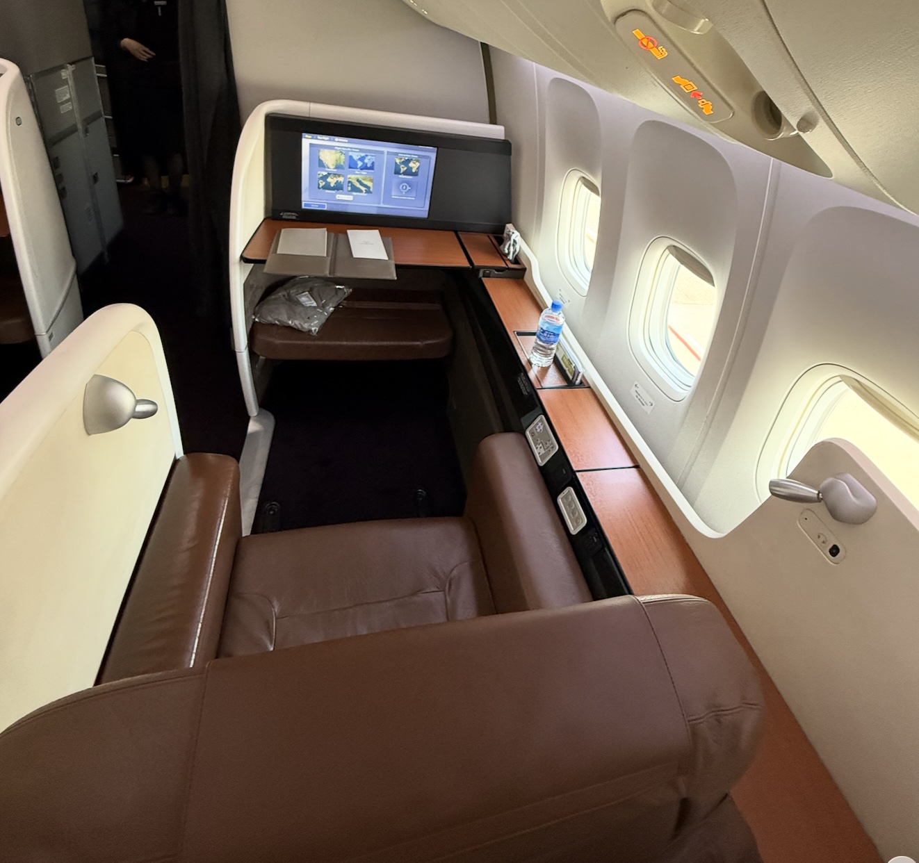 jal first seat2.jpg