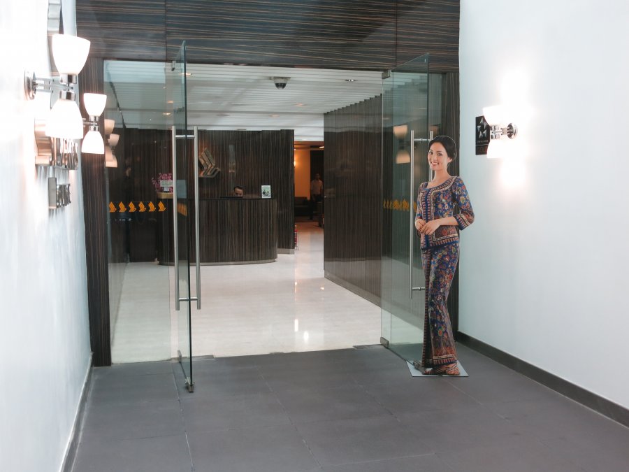 Singapore Airlines SilverKris lounge DEL, 04.JPG