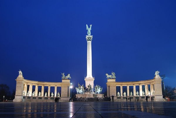 800px-The_Millennium_Monument_in_Heroes'_Square,_Budapest,_Hungary.jpg