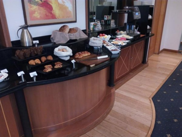 AbuDhabiCrownePlazaClubLounge3.jpg