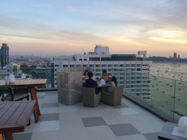 PattayaExecutiveLoungeHolidayInn2.jpg