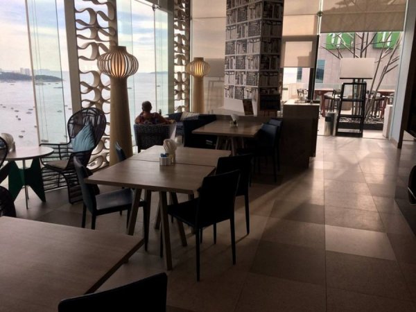 PattayaExecutiveLoungeHolidayInn5.jpg