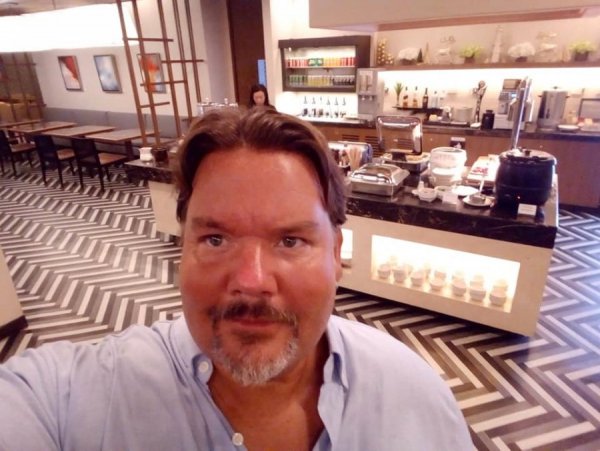 SingaporeAirlinesLoungeManilaAirport.jpg
