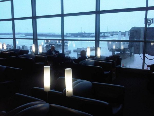 LufthansaSenatorLoungeWashingtonAirport2.jpg