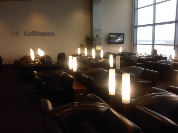 LufthansaSenatorLoungeWashingtonAirport3.jpg