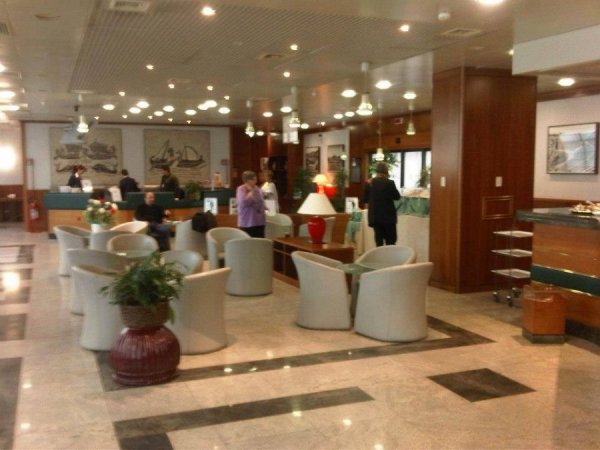 LoungeRomeAirport1.jpg