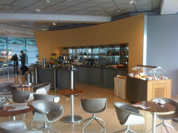 LufthansaSenatorLoungeBerlinAirport4.jpg