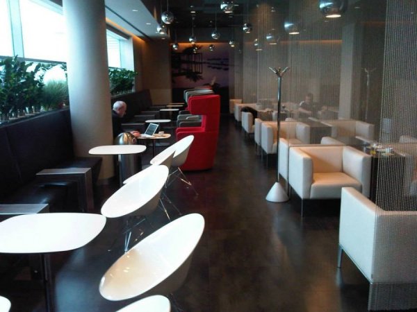 LoungePraqueAirport2.jpg
