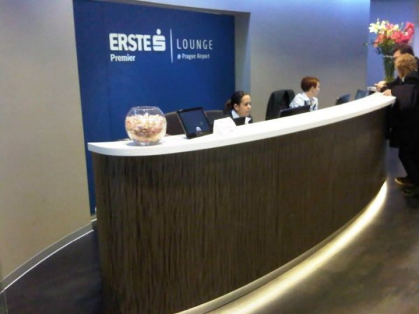 LoungePraqueAirport1.jpg