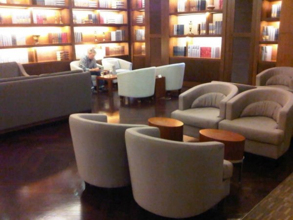 AsianaFirstClassLoungeSeoulAirport2.jpg