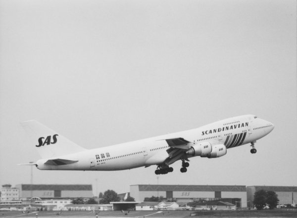 SE-DFZ, delv. 1979 until 1983 in SAS service. Takeoff fom Copenhagen 1983.jpg