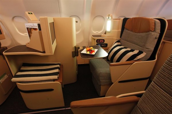 Etihad Airways Pearl Business class.jpg Etihad Airways Pearl Business class.jpg