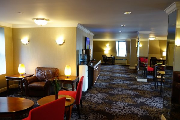 lounge1.jpg