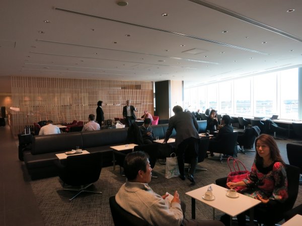 JAL Sky View Lounge utrikes, Tokyo Haneda - 01 lounge, 01.JPG JAL Sky View Lounge utrikes, Tokyo Haneda - 01 lounge, 01.JPG