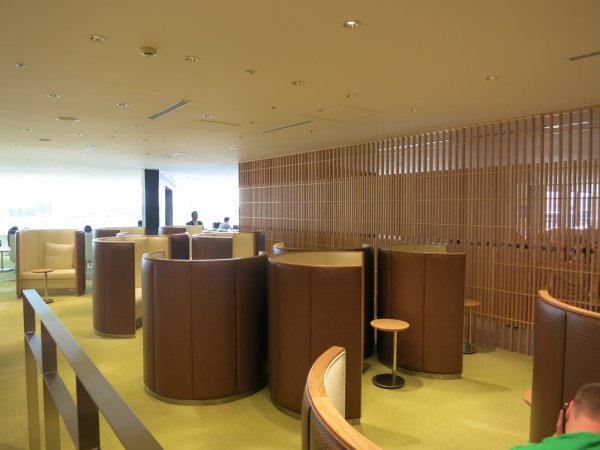 JAL Sky View Lounge utrikes, Tokyo Haneda - 01 lounge, 02.JPG JAL Sky View Lounge utrikes, Tokyo Haneda - 01 lounge, 02.JPG