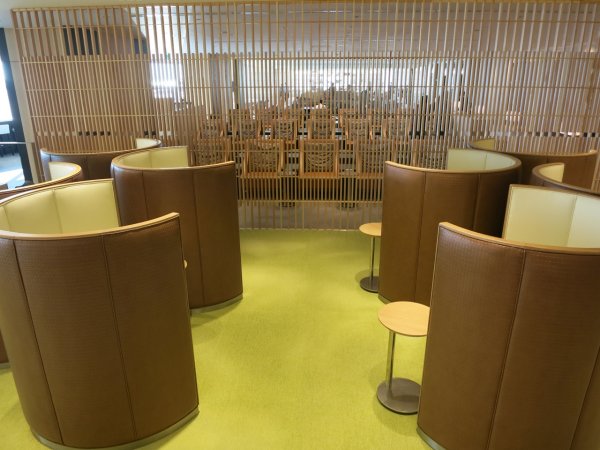 JAL Sky View Lounge utrikes, Tokyo Haneda - 01 lounge, 03.JPG JAL Sky View Lounge utrikes, Tokyo Haneda - 01 lounge, 03.JPG