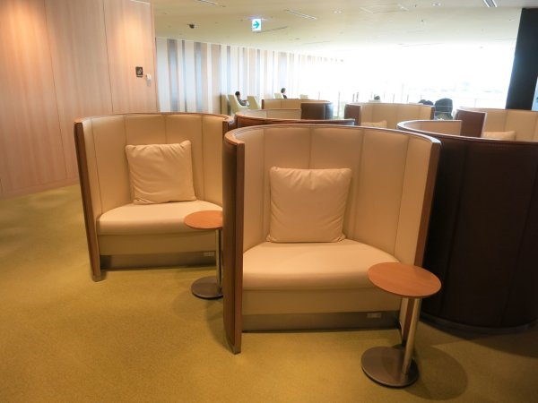 JAL Sky View Lounge utrikes, Tokyo Haneda - 01 lounge, 04.JPG JAL Sky View Lounge utrikes, Tokyo Haneda - 01 lounge, 04.JPG