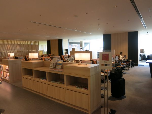 JAL Sky View Lounge utrikes, Tokyo Haneda - 02 First class section, 01.JPG JAL Sky View Lounge utrikes, Tokyo Haneda - 02 First class section, 01.JPG