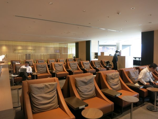JAL Sky View Lounge utrikes, Tokyo Haneda - 02 First class section, 02.JPG JAL Sky View Lounge utrikes, Tokyo Haneda - 02 First class section, 02.JPG