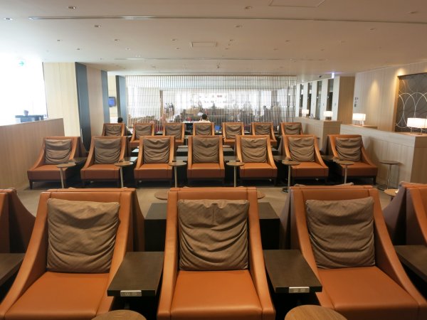 JAL Sky View Lounge utrikes, Tokyo Haneda - 02 First class section, 03.JPG JAL Sky View Lounge utrikes, Tokyo Haneda - 02 First class section, 03.JPG