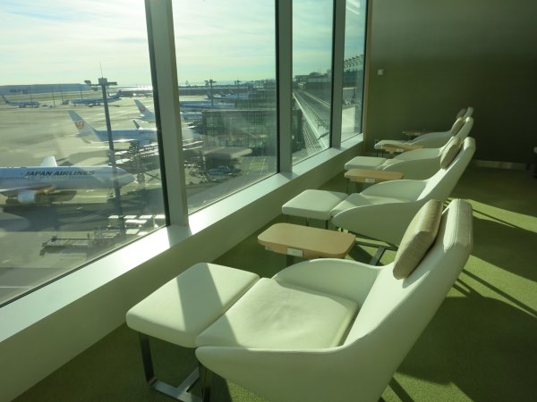 JAL Sky View Lounge utrikes, Tokyo Haneda - 02 LOUNGE, 01.JPG JAL Sky View Lounge utrikes, Tokyo Haneda - 02 LOUNGE, 01.JPG