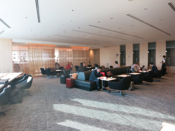 JAL Sky View Lounge utrikes, Tokyo Haneda - 02 lounge, 17.JPG JAL Sky View Lounge utrikes, Tokyo Haneda - 02 lounge, 17.JPG