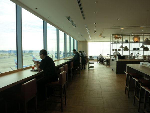 JAL Sky View Lounge utrikes, Tokyo Haneda - 02 lounge, 20.JPG JAL Sky View Lounge utrikes, Tokyo Haneda - 02 lounge, 20.JPG