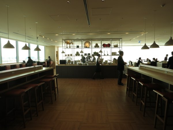 JAL Sky View Lounge utrikes, Tokyo Haneda - 03 dining, 01.JPG