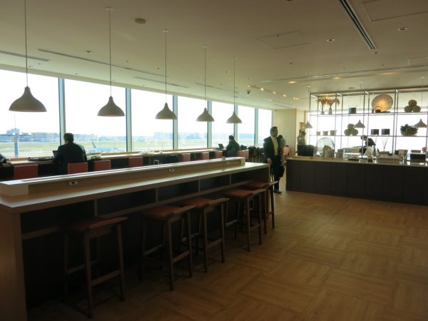 JAL Sky View Lounge utrikes, Tokyo Haneda - 03 dining, 02.JPG