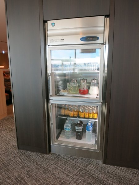 JAL Sky View Lounge utrikes, Tokyo Haneda - 04 dining, 01.JPG JAL Sky View Lounge utrikes, Tokyo Haneda - 04 dining, 01.JPG