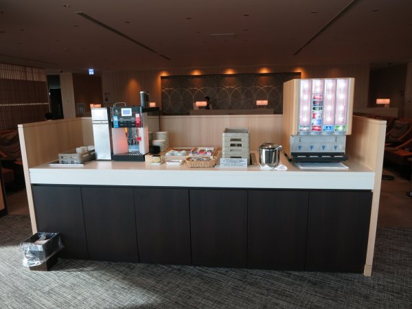 JAL Sky View Lounge utrikes, Tokyo Haneda - 04 dining, 02.JPG JAL Sky View Lounge utrikes, Tokyo Haneda - 04 dining, 02.JPG