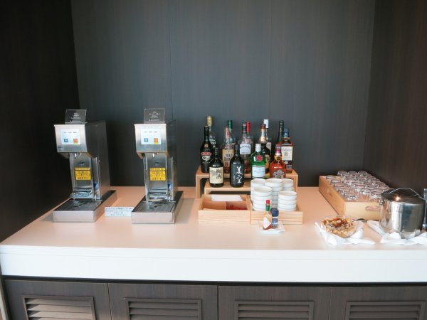 JAL Sky View Lounge utrikes, Tokyo Haneda - 04 dining, 03.JPG JAL Sky View Lounge utrikes, Tokyo Haneda - 04 dining, 03.JPG