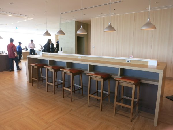 JAL Sky View Lounge utrikes, Tokyo Haneda - 04 dining, 05.JPG JAL Sky View Lounge utrikes, Tokyo Haneda - 04 dining, 05.JPG