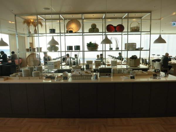 JAL Sky View Lounge utrikes, Tokyo Haneda - 04 dining, 06.JPG JAL Sky View Lounge utrikes, Tokyo Haneda - 04 dining, 06.JPG