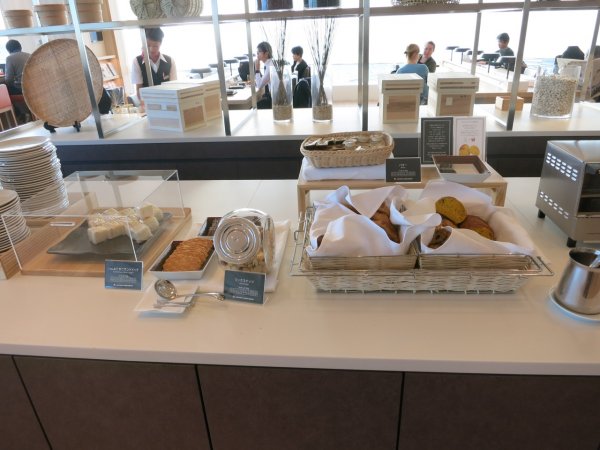 JAL Sky View Lounge utrikes, Tokyo Haneda - 04 dining, 07.JPG JAL Sky View Lounge utrikes, Tokyo Haneda - 04 dining, 07.JPG