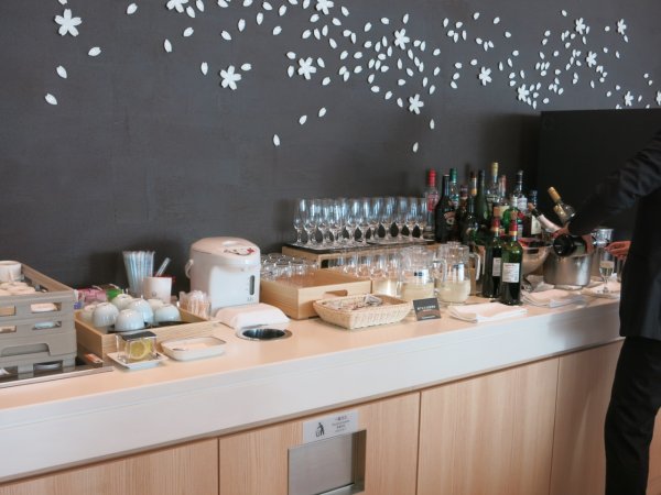 JAL Sky View Lounge utrikes, Tokyo Haneda - 04 dining, 12.JPG JAL Sky View Lounge utrikes, Tokyo Haneda - 04 dining, 12.JPG