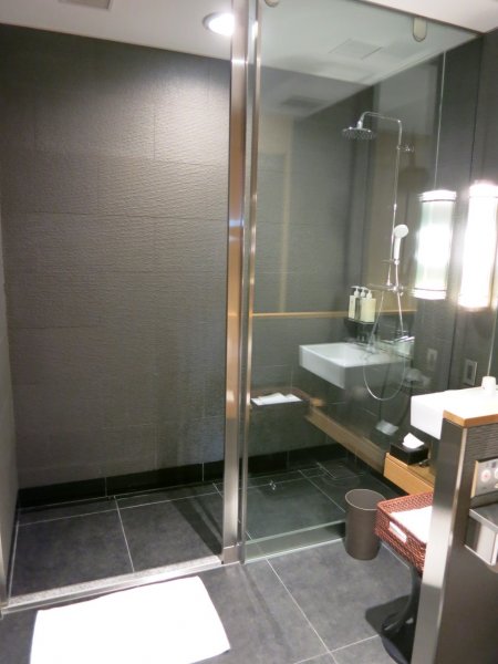 JAL Sky View Lounge utrikes, Tokyo Haneda - 04 dusch, 02.JPG JAL Sky View Lounge utrikes, Tokyo Haneda - 04 dusch, 02.JPG