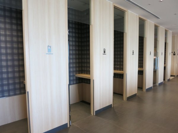 JAL Sky View Lounge utrikes, Tokyo Haneda - 08 telfonbås 45.JPG JAL Sky View Lounge utrikes, Tokyo Haneda - 08 telfonbås 45.JPG