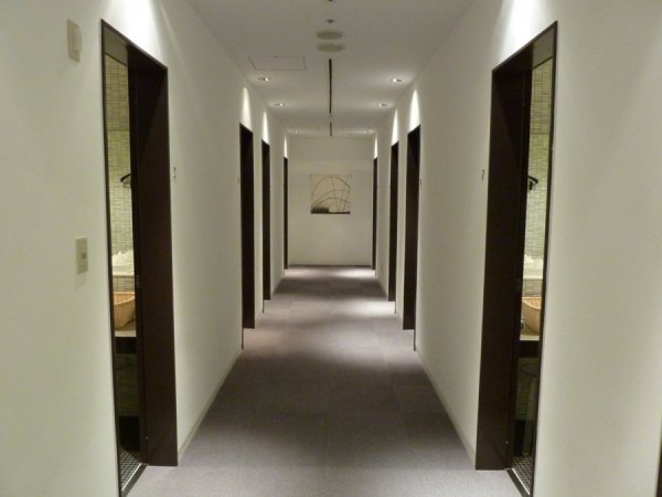 ANA Business Lounge NRT T1 Satellite 5, 05 Dusch, 01.JPG