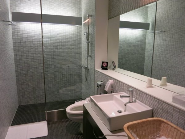 ANA Business Lounge NRT T1 Satellite 5, 05 Dusch, 02.JPG