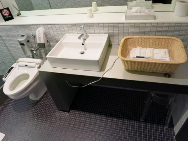 ANA Business Lounge NRT T1 Satellite 5, 05 Dusch, 03.JPG