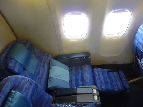 Singapore Airlines Old Regional Business class 02.jpg
