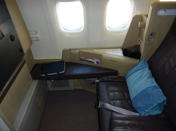Singapore Airlines Business class 77W 01.jpg