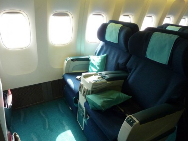 Cathay Pacific Business class, HKG-SIN_01.jpg