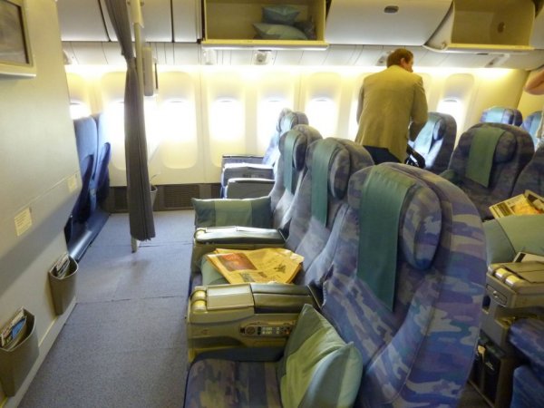 Singapore Airlines Old Regional Business class 03.jpg